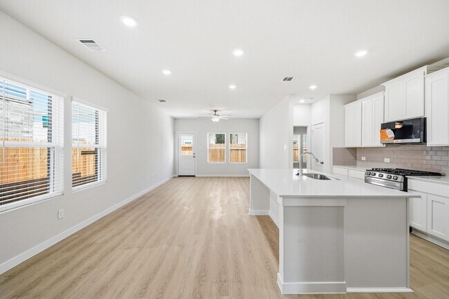 Building Photo - 7749 Bergamot Cir
