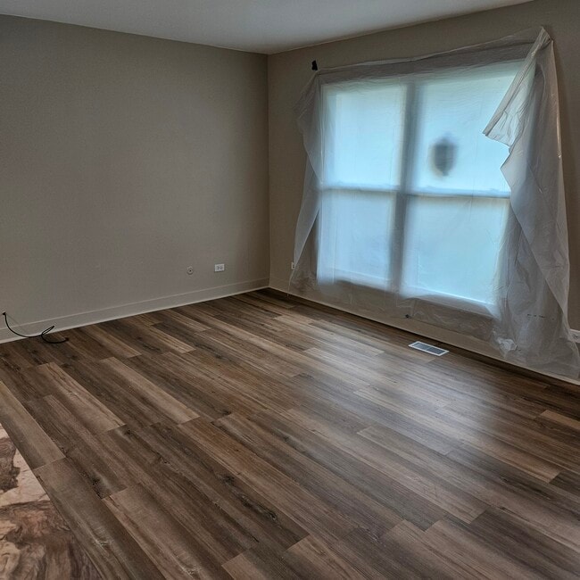 Building Photo - 5565 Allemong Dr