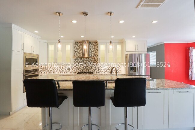 Building Photo - Incredible 4 Bedroom 4 Bath Home in Owasso!!!