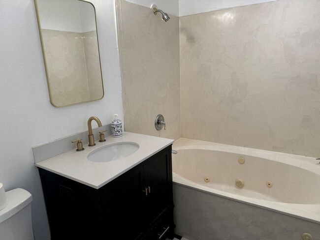 Building Photo - Beautiful Mid-town home 3br/2ba, newly ren...