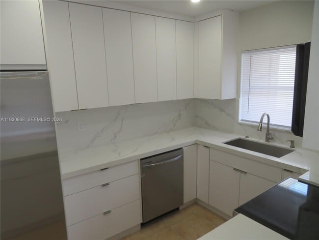 Building Photo - 7328 Miami Lakeway S