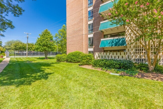 Building Photo - Lafayette Park Condominium | All Utilities Included | Pool, Tennis Court & Clubhouse