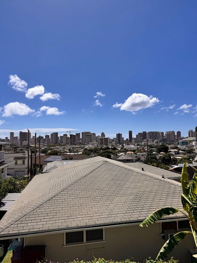 Building Photo - 2 Unfurnished Studios in Manoa Available!
