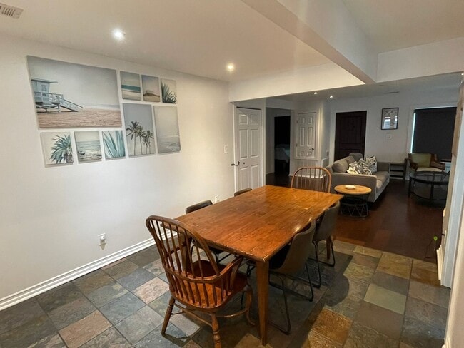 Building Photo - Charming 3 bedroom 3.5 bathroom in North Park