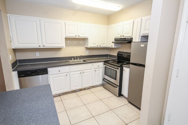 Building Photo - Spacious 2/1 Condo In The Carrington Park ...