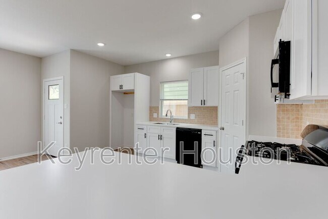 Building Photo - 8203 Woodlyn Rd