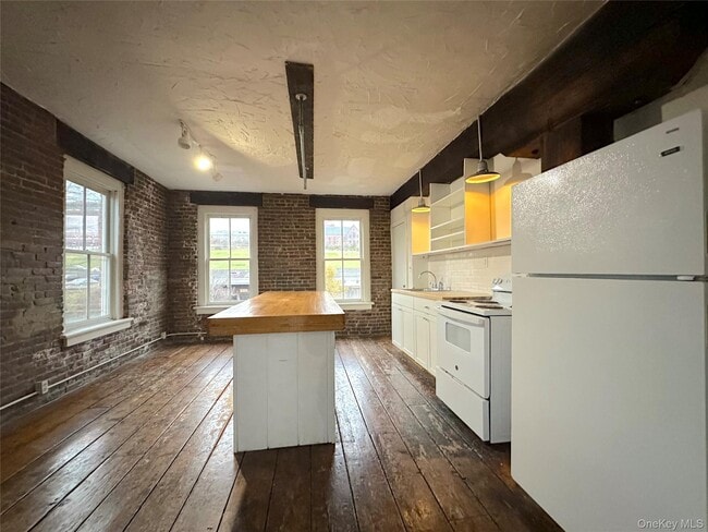 Building Photo - 12 Front St