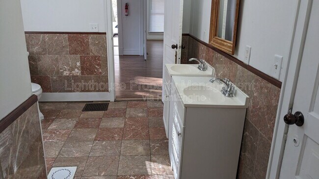 Building Photo - 511 Locust St