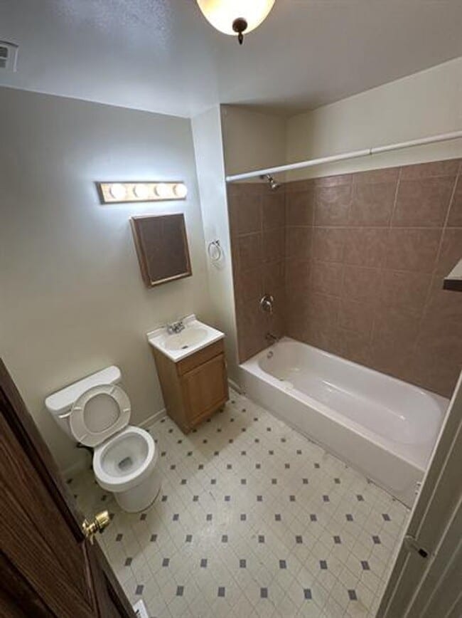 Building Photo - 1507 Fairway Dr