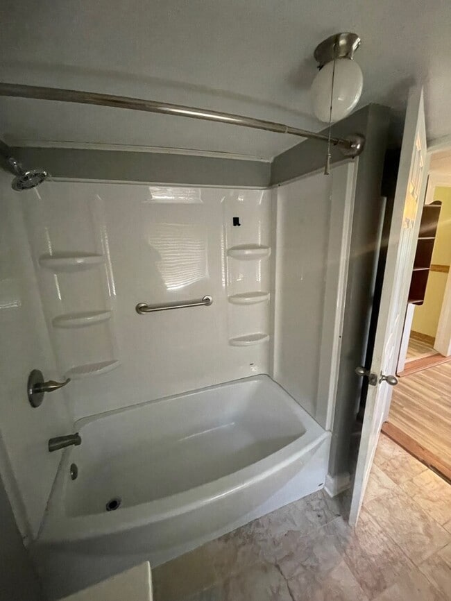 Building Photo - 2 bd 1 ba