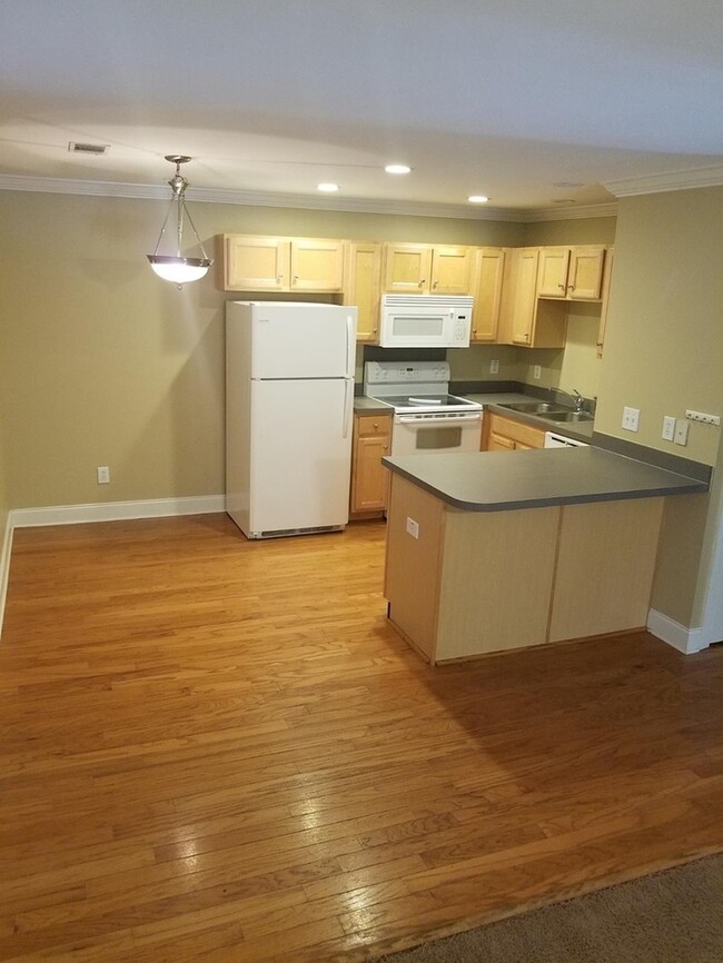 Building Photo - Unit Available in Radcliffe Place