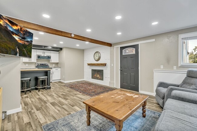 Building Photo - Rare Find: Flexible Living and Stunning Vi...