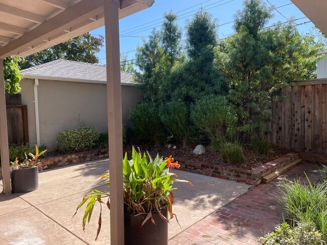 Building Photo - 3 Bed/1 Bath Single Family Home in East Sacramento