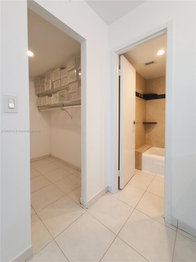 Building Photo - 2333 Brickell Ave