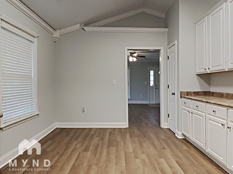 Building Photo - 2086 Edgewood Dr