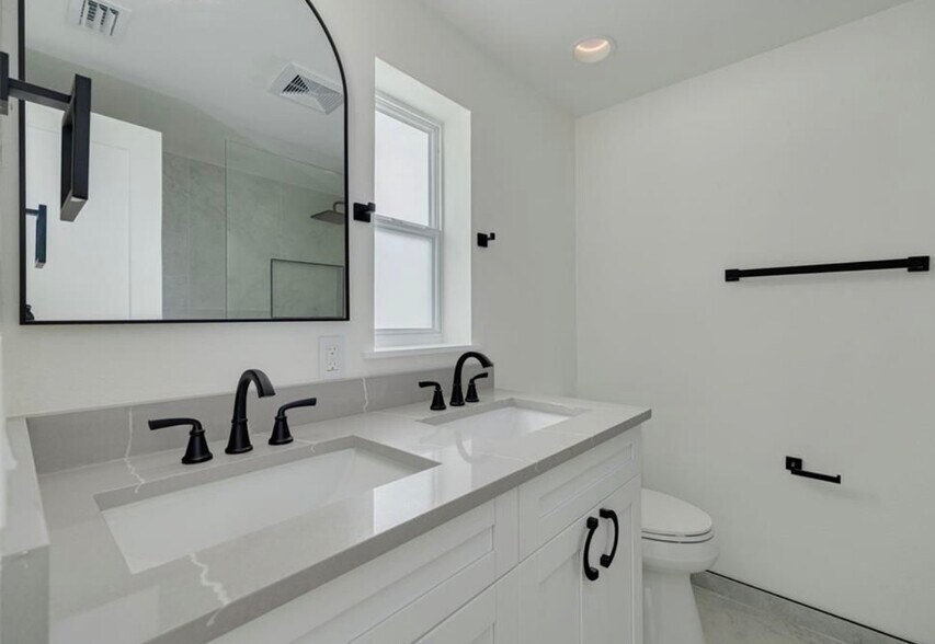 Building Photo - 1723 Cypress Ave