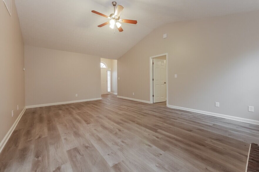 Building Photo - 939 Maple Leaf Ridge