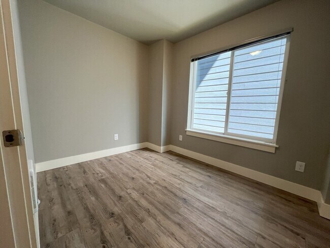 Building Photo - Elegant Three-Bedroom Home with Updated Kitchen & Vaulted Ceilings