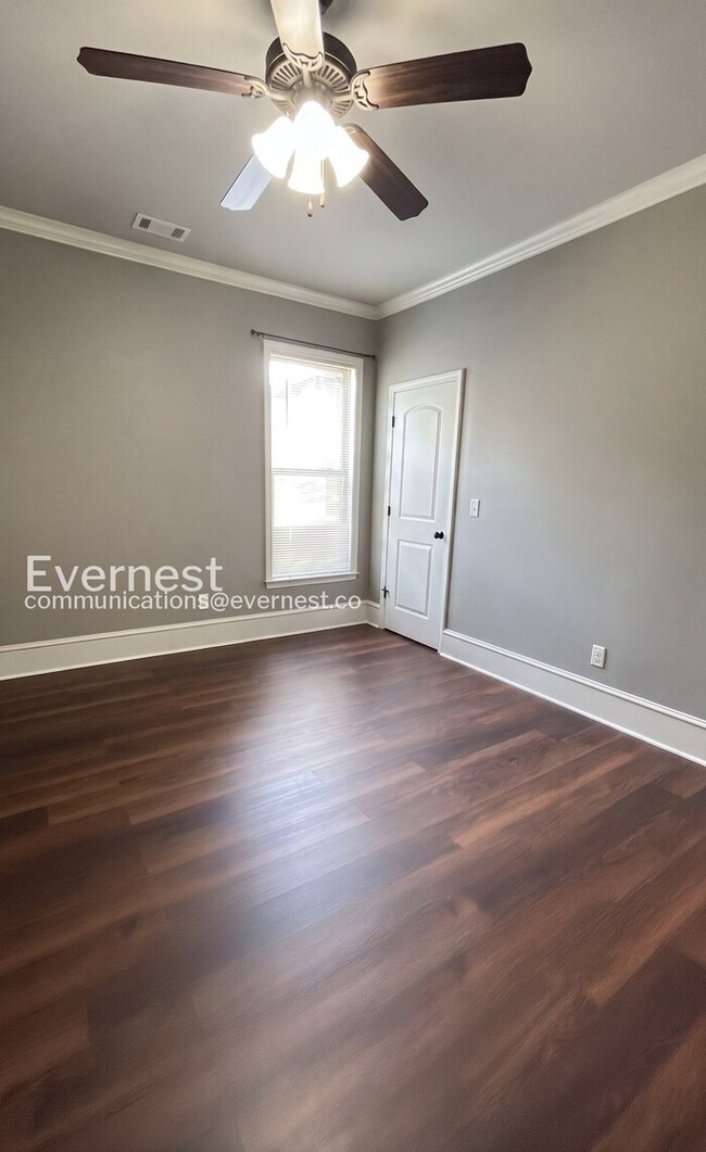 Building Photo - 3 Bed/2 Bath Home with Fenced Yard & Garage / Pet-Friendly / Vouchers Accepted / Available Now!