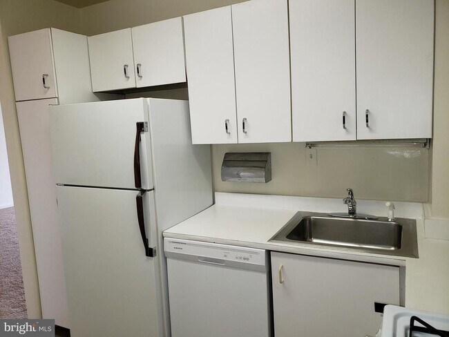 Building Photo - 130 Slade Ave
