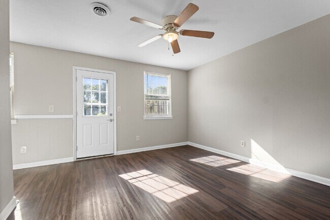 Building Photo - 1301 Neelys Bend Rd