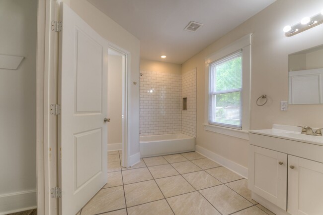 Building Photo - Newer renovation with ensuite bathroom!