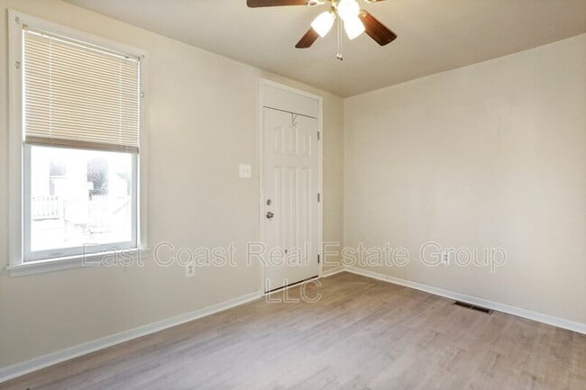 Building Photo - 2 Bedroom, 1 Bath, Central Air Conditioning, Washer Dryer in unit.