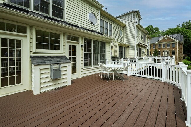 Building Photo - Tower Oaks First-Time Townhome in Rockville is Move-in Ready!
