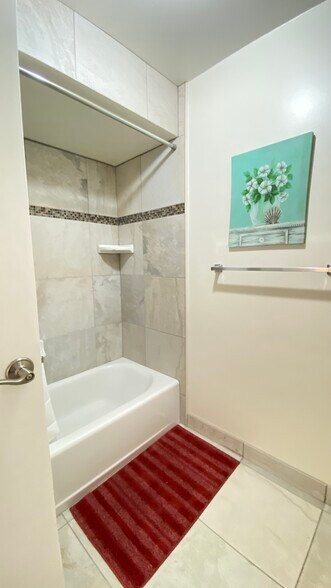 Primary bath - 501 Hahaione St