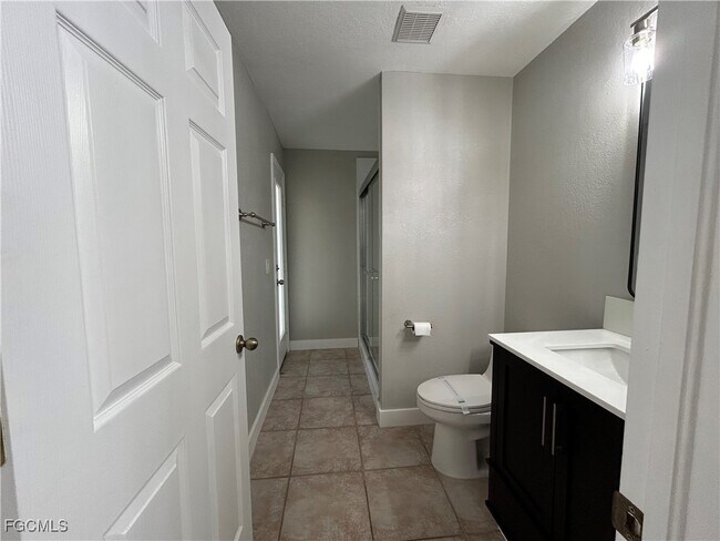 Building Photo - 1321 SW 25th St