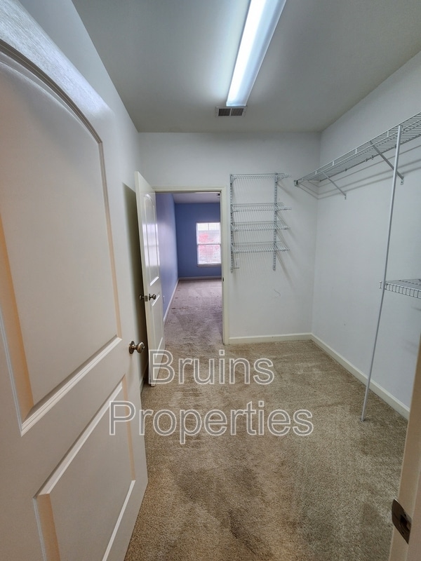 Building Photo - 7104 W Friendly Ave