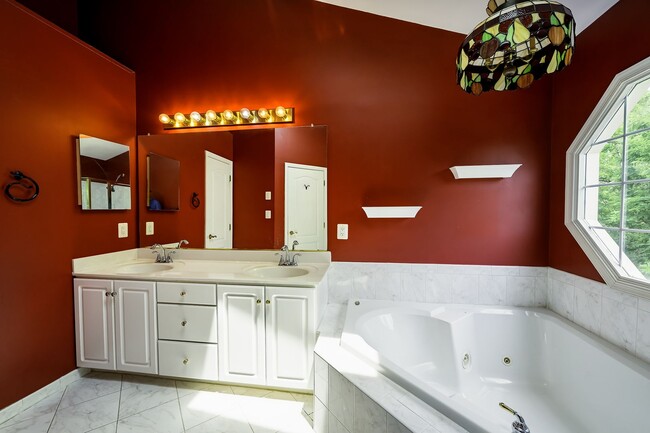 Building Photo - Tower Oaks First-Time Townhome in Rockville is Move-in Ready!