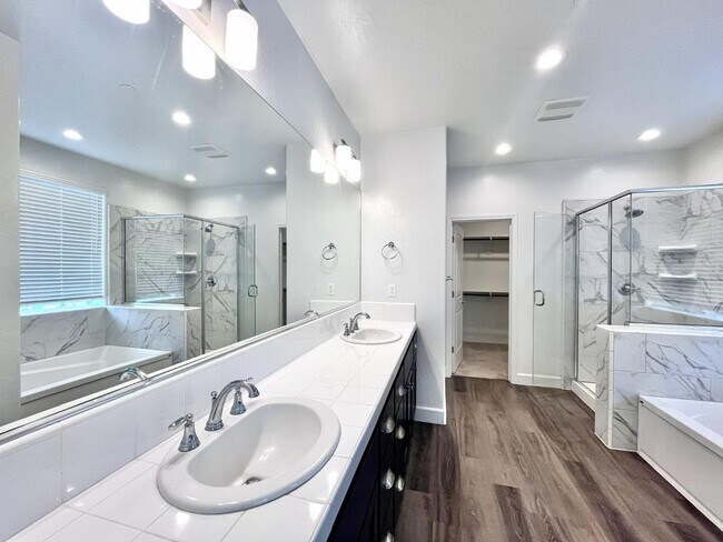 Building Photo - 377 Traverse Dr S