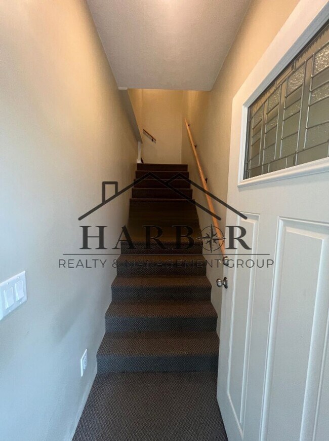 Building Photo - 807 1st Dr NW