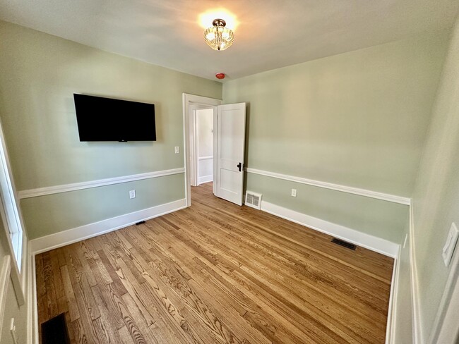 Building Photo - 992 Palmer