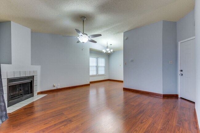 Building Photo - 2-BEDROOM HOME IN HIDDEN MEADOW