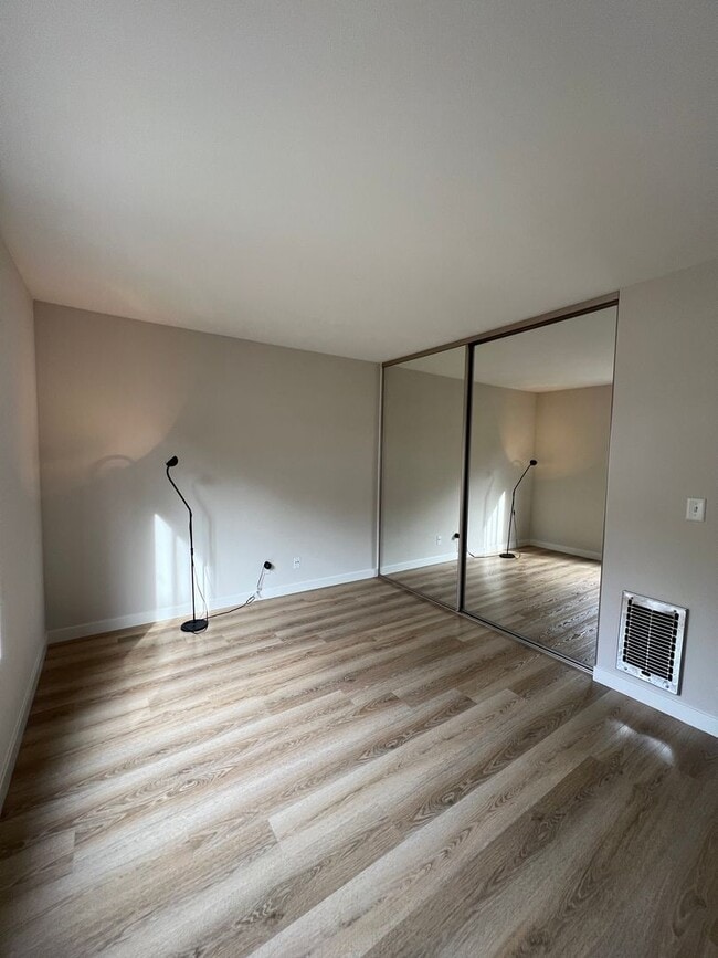 Building Photo - Irvine 2 bedroom with Upgrades