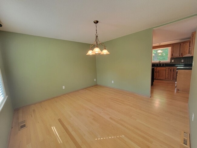 Building Photo - Beautiful Single-Family Home Litchfield NH for Rent