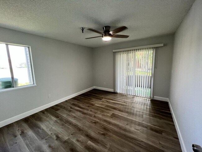 Building Photo - ? Charming 1/1 Condo in Resort-Style Community with Pool & Gym