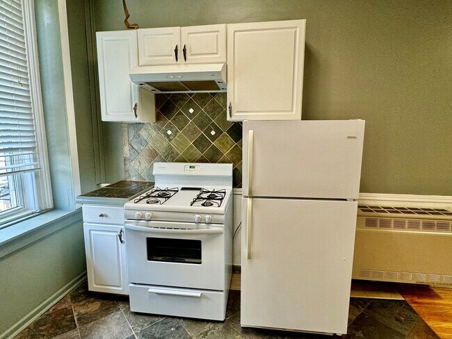 Building Photo - 11 Main St