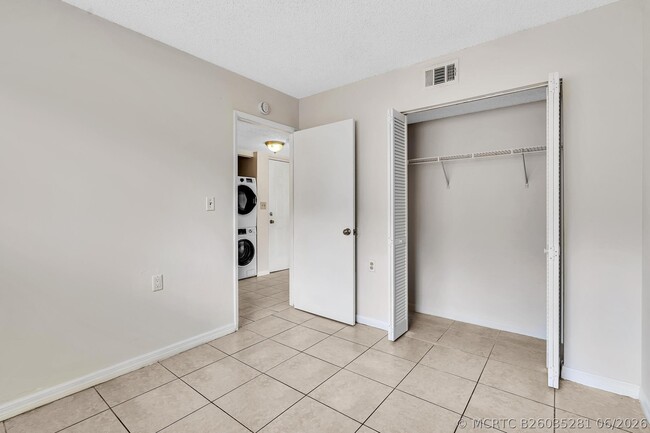 Building Photo - 1020 Lake Victoria Dr