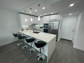 Building Photo - 100 Bayview Dr