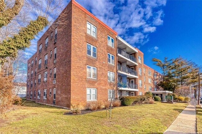 Building Photo - 250 W Merrick Rd