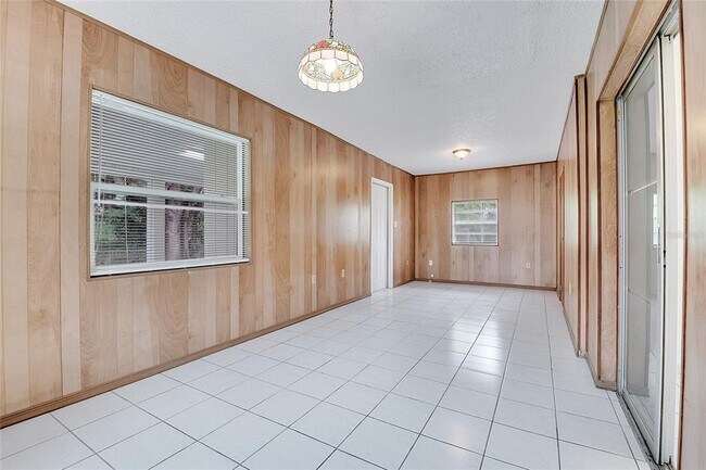 Building Photo - 1040 San Luis Dr