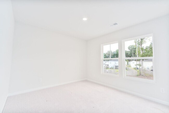 Building Photo - Bright & Spacious Living in Charleston’s Grand Bees!