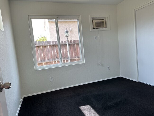 Building Photo - Stunning 5 Bedroom Rental Home with 2 Full...