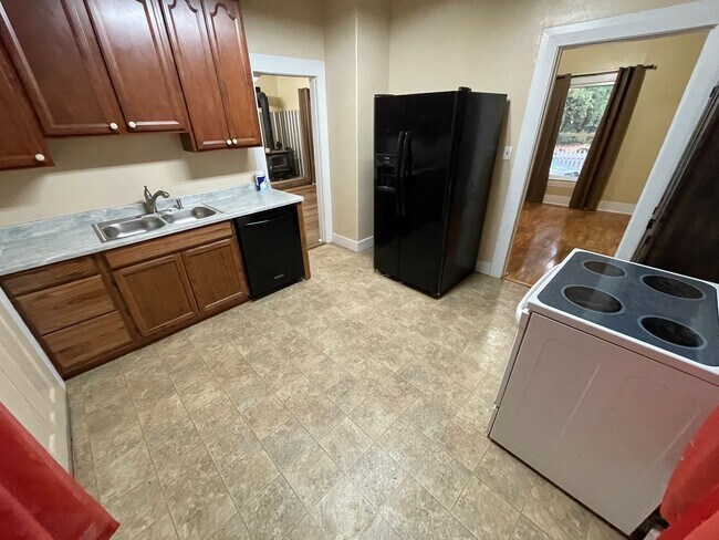 Building Photo - Stirling City Charmer-3 bed 1 bath, large ...