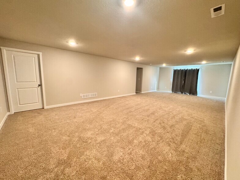 Building Photo - 709 E Bear Dr