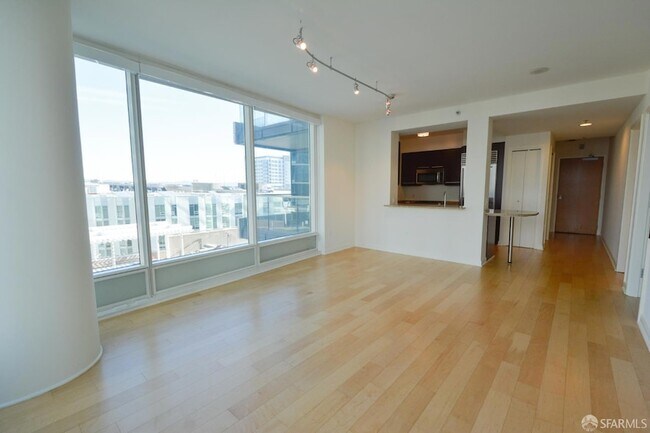 Building Photo - 425 1st St