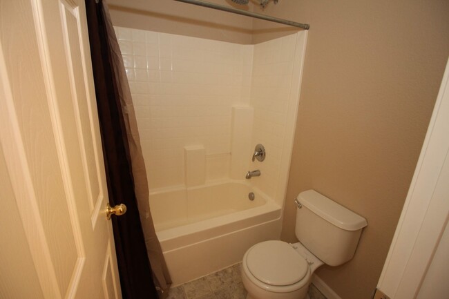 Building Photo - 4 bedroom, 2 bathroom home in Plumas Lake